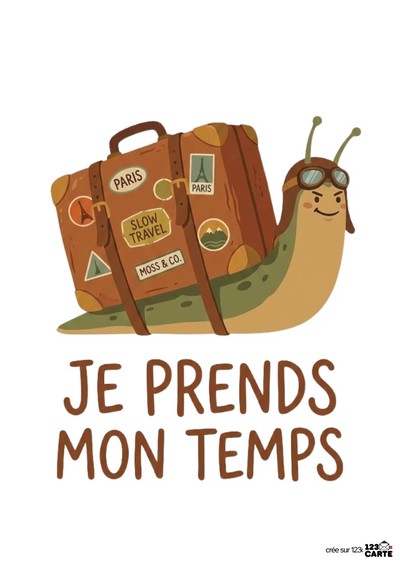 Illustration d’un escargot souriant avec un casque d’aviateur et une valise marron ornée d’autocollants « PARIS » et « SLOW TRAVEL ». Texte : « JE PRENDS MON TEMPS ». Fond blanc.