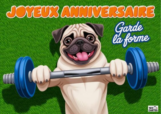 Carte d'anniversaire sportive avec un carlin beige souriant tenant des haltères bleus sur un fond d'herbe verte.