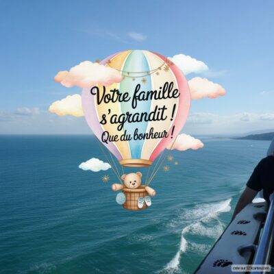 Une montgolfière colorée avec un ours en peluche, flottant au-dessus de l'océan. Texte : Votre famille s'agrandit ! Que du bonheur !